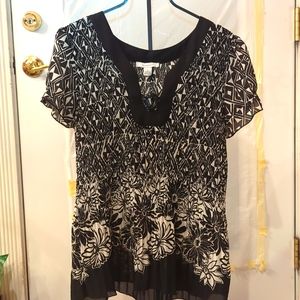 Dress Barn '3D' print top B&W Size L